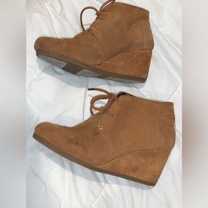 TOMS Suede wedge ankle boots booties women’s size 7.5